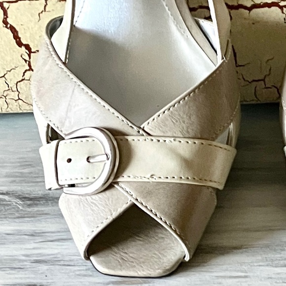 Slingback Heels Pumps Cream Size 7.5 - Picture 3 of 17
